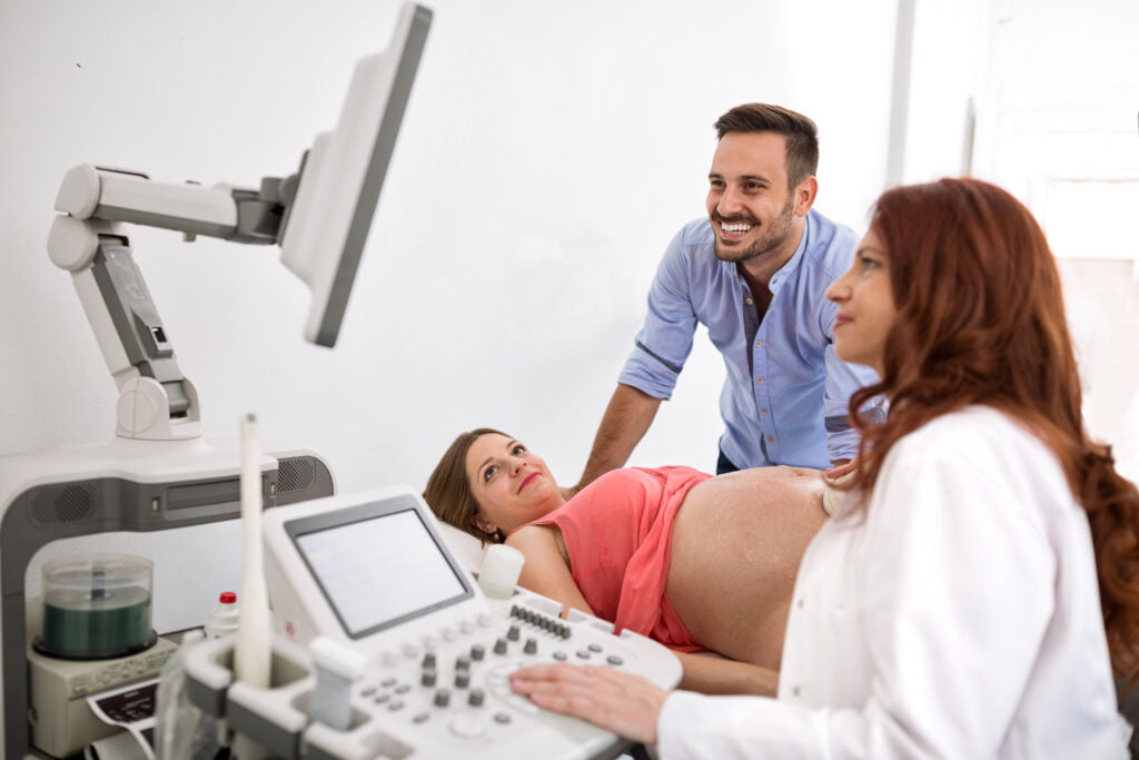 pacjentka wykonująca badania prenatalne w trzecim trymestrze ciąży 