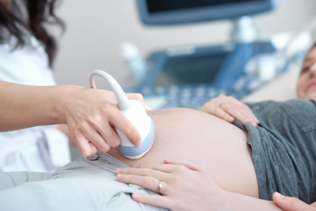 kobieta w trakcie badań prenatalnych pierwszego trymestru