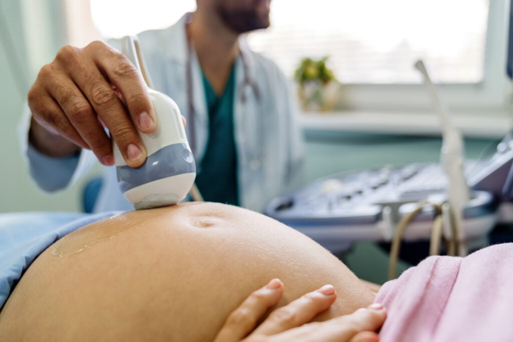 lekarz wykonujący badanie prenatalne na NFZ w Gliwicach u kobiety w ciąży 