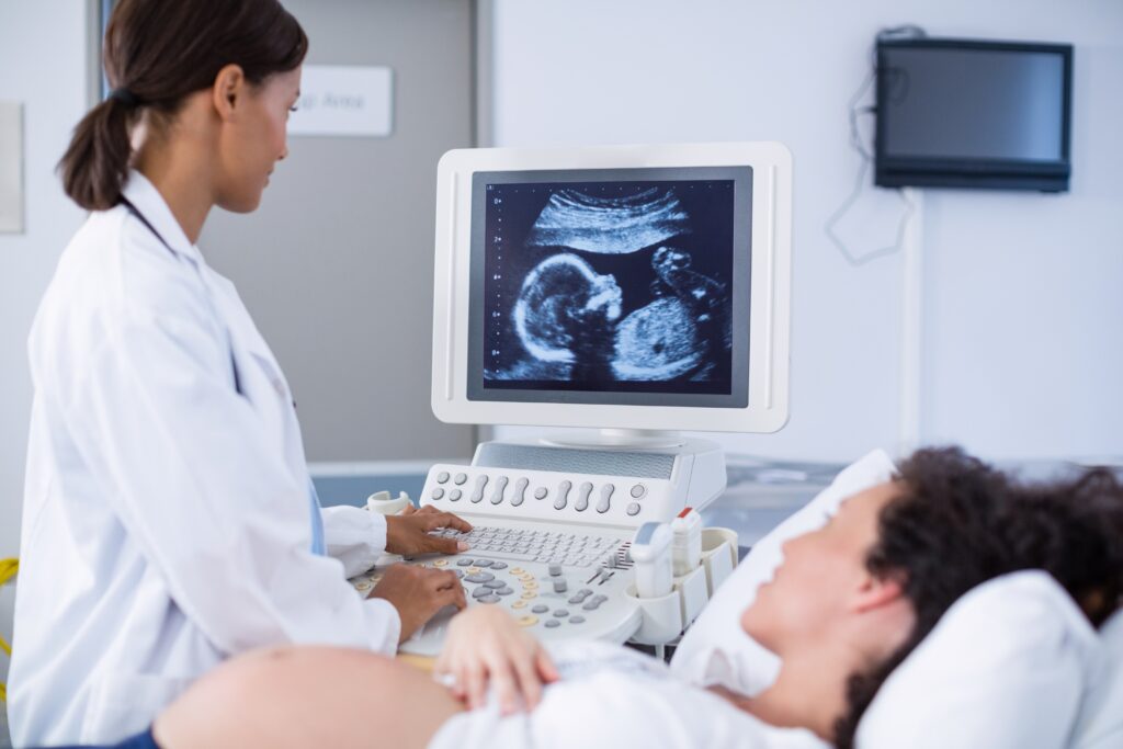 Pacjentka podczas prenatalnego badania USG w Gliwicach 