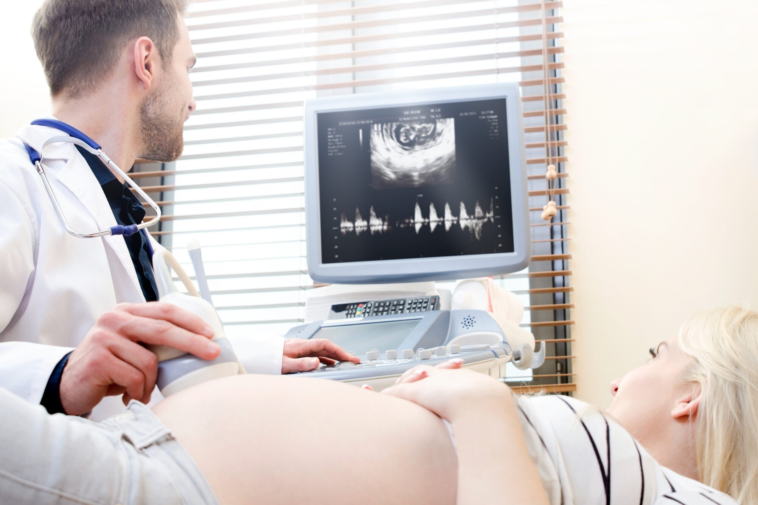 Badania prenatalne - pacjentka na badaniach prenatalnych w kierunku wad wrodzonych u płodu