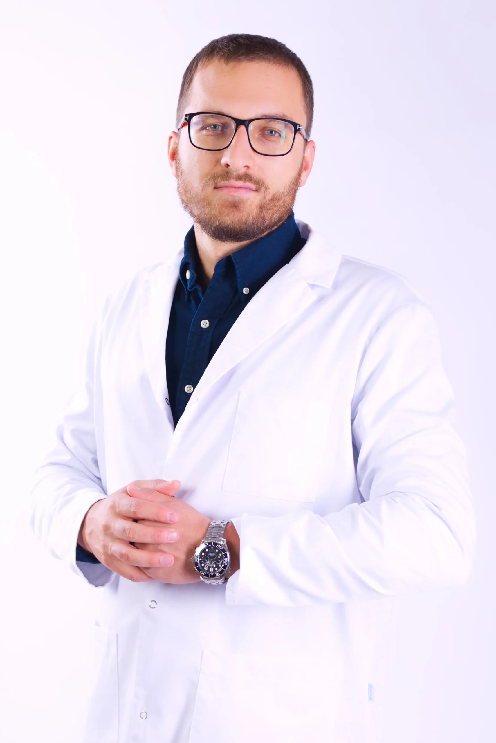 Dr n. med. Kamil Marczewski, urolog Serafin Clinic w Gliwicach, w białym fartuchu lekarskim