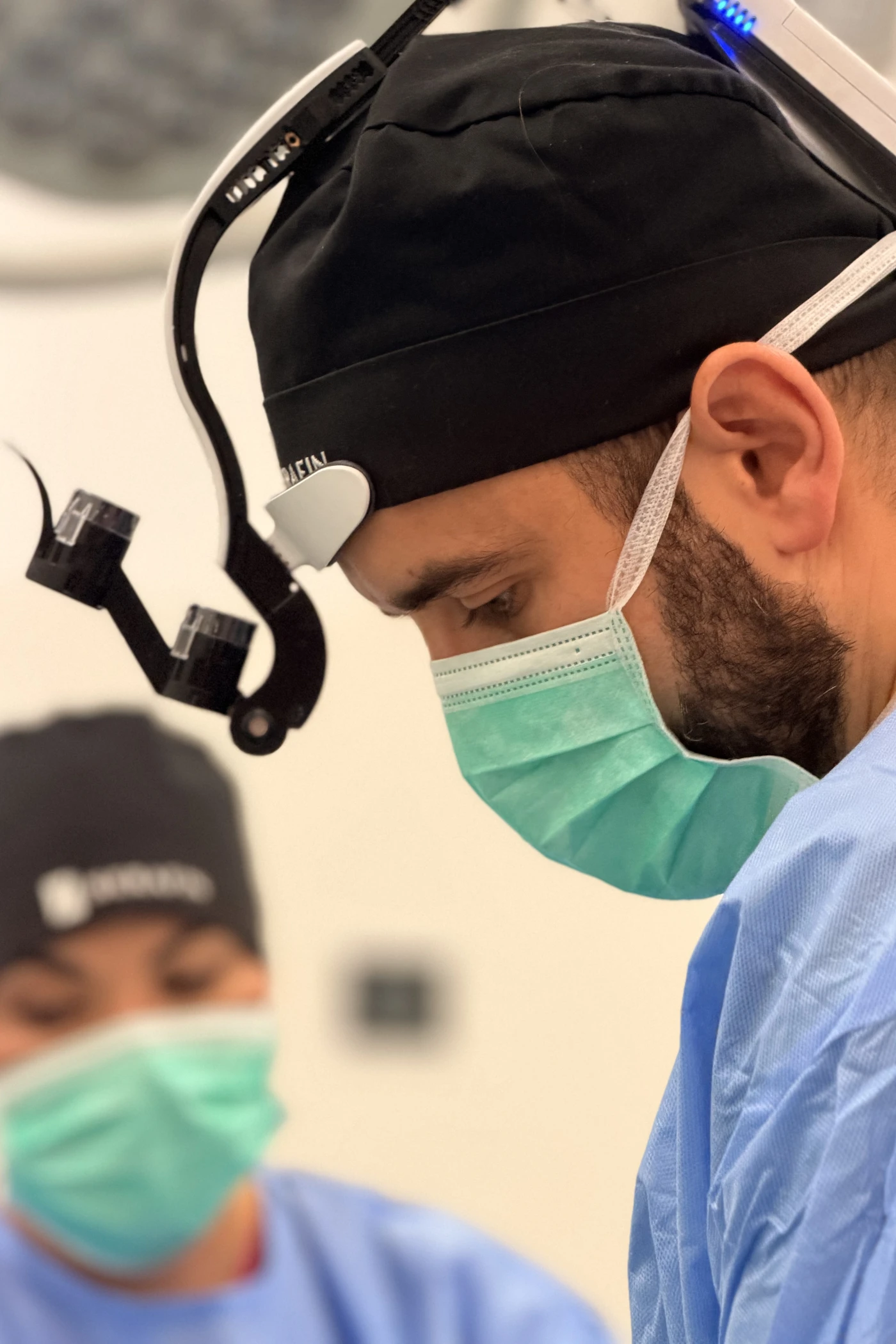 Dr n. med. Kamil Marczewski, urolog Serafin Clinic w Gliwicach, podczas zabiegu wazektomii bez skalpela